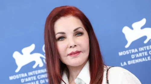 ¡Priscilla Presley defiende su relación con Elvis!